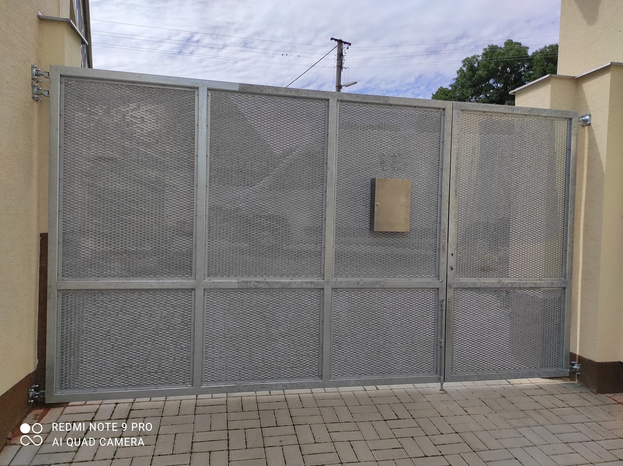 Zadní strana zinkované brány a branky s tahokovem a nerezovou poštovní schránkou v Budeničkách.