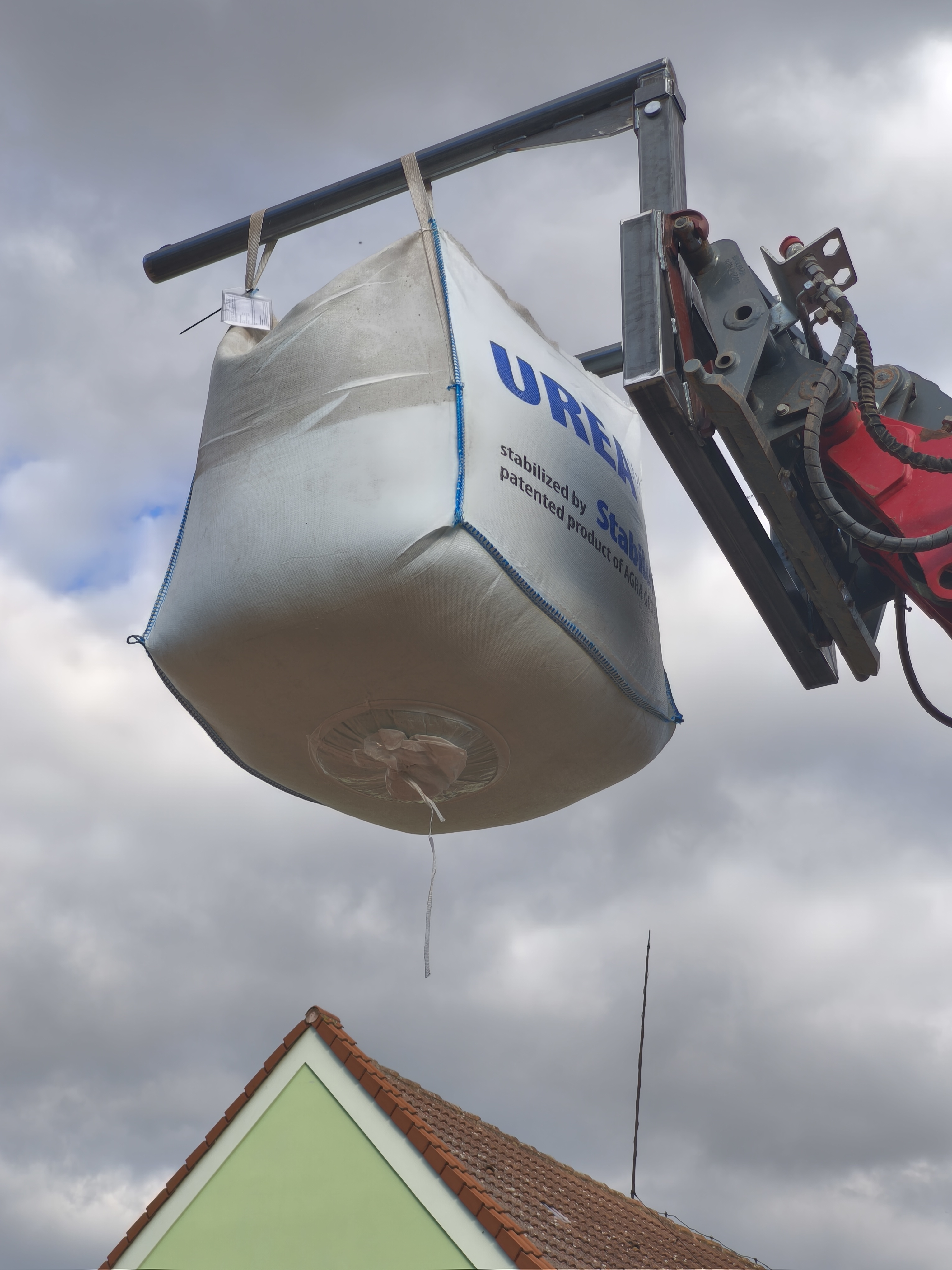 Pohled zespodu na Big Bag vak zavěšený za horní oka na ramenech vyrobeného nosiče.