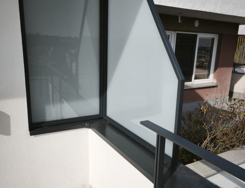 Rohová zástěna terasy s mléčným sklem – Praha 6