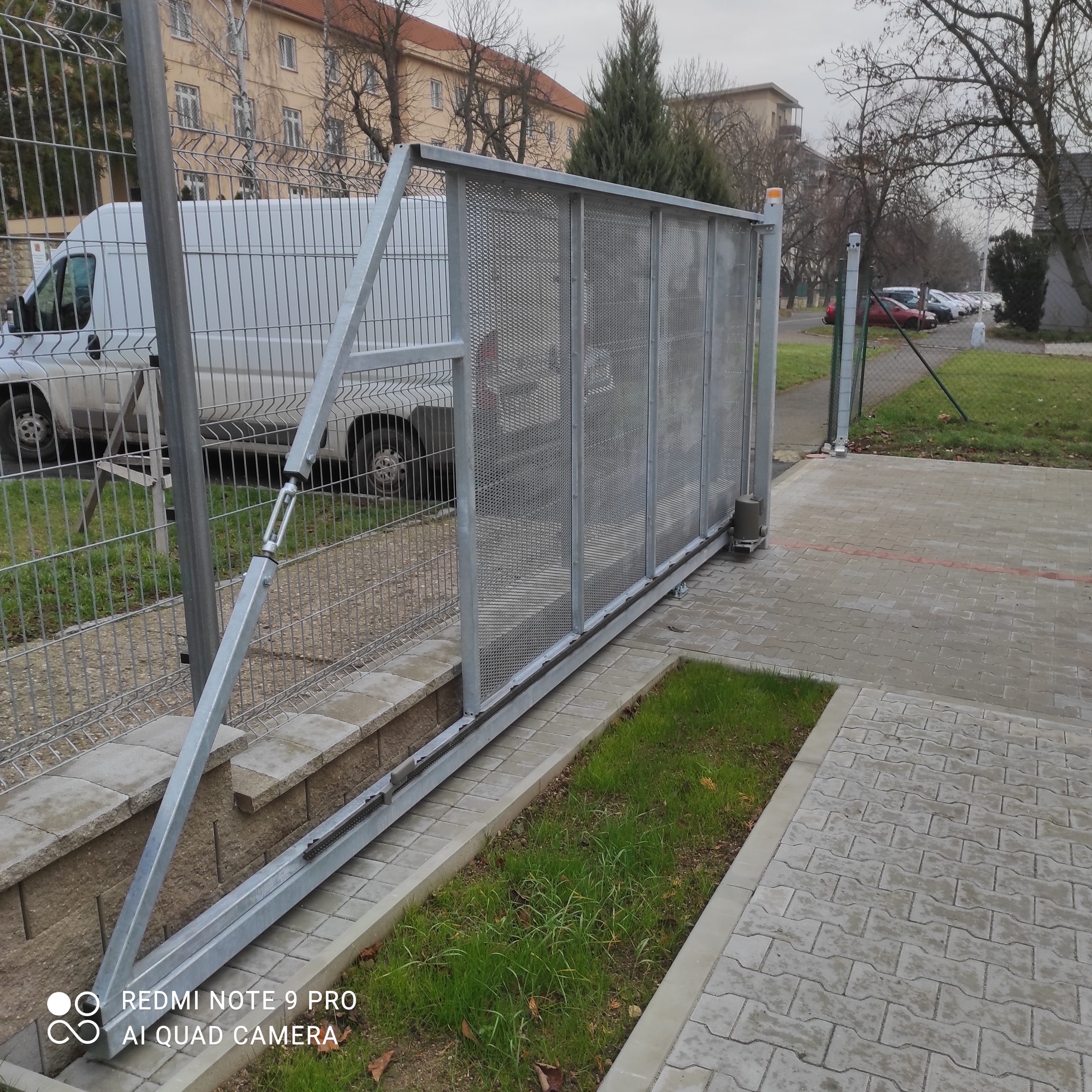 Zadní nosná část pozinkované samonosné brány s diagonální výztuhou podél plotu.