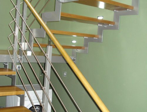 Interiérové schodiště s dřevěnými stupni – Kralovice