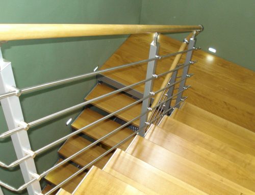 Interiérové schodiště s dřevěnými stupni – Kralovice