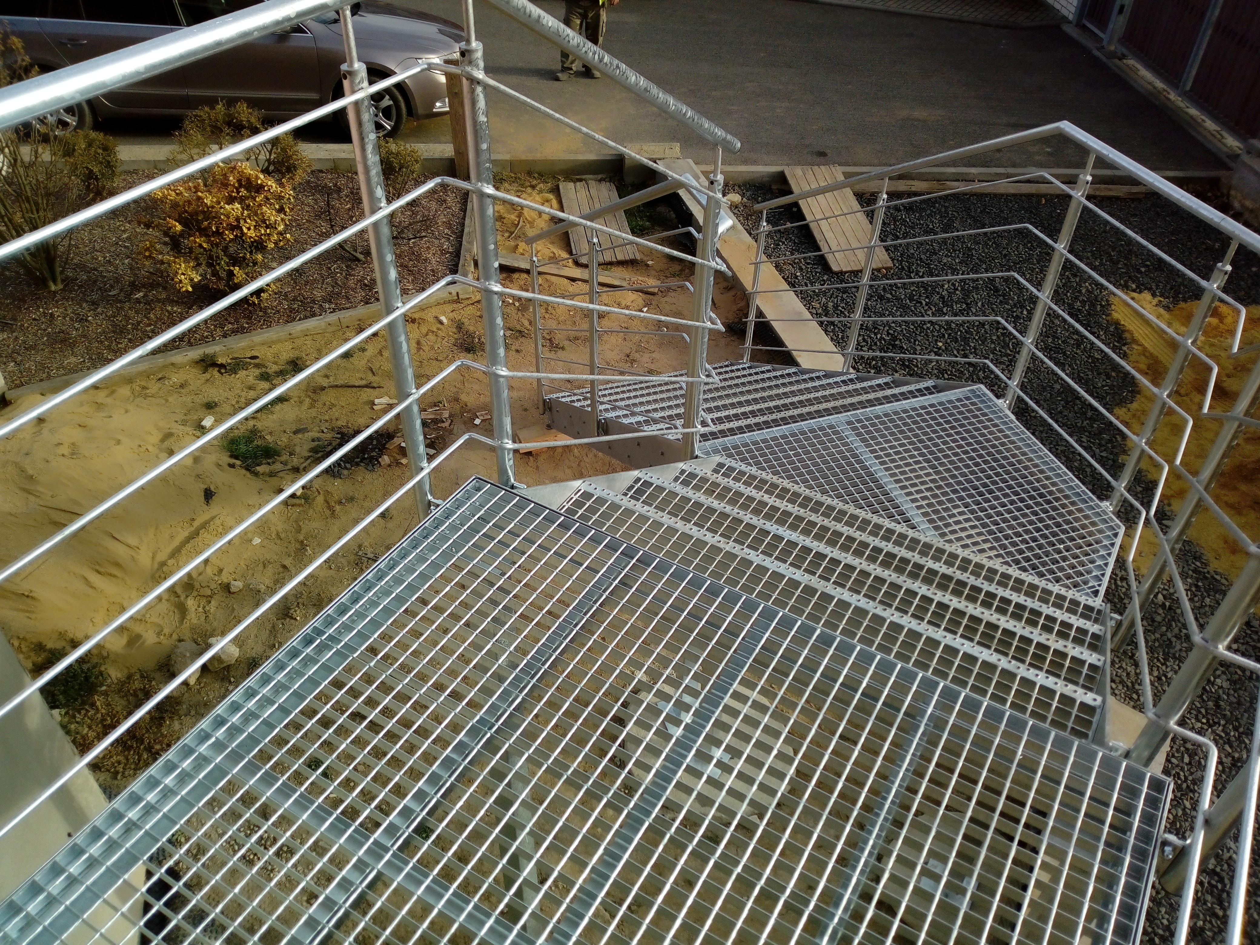 Detail roštových nášlapů různého tvaru v místě změny směru schodiště.