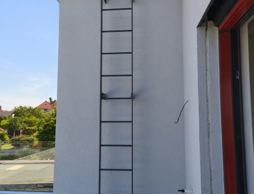 Servisní žebřík na střechu domu – Praha 12