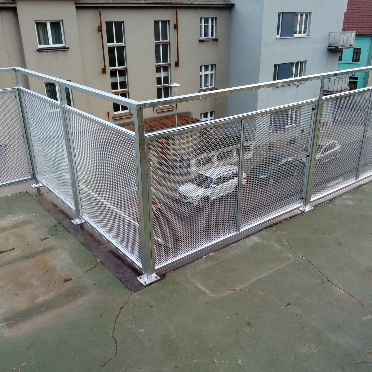 Rohové žárově zinkované zábradlí s tahokovem kolem střešní terasy.